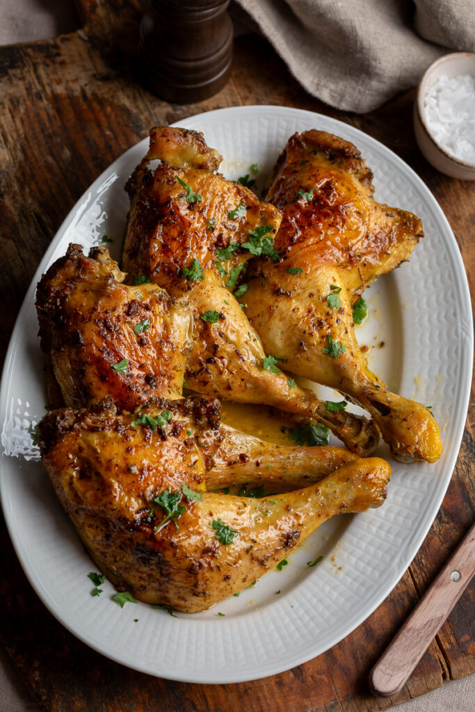 pulpe de pui la cuptor, aromate si crocante pe o un platou alb